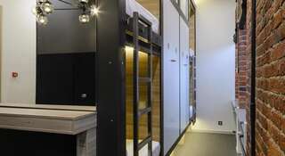 Хостел Капсула Москва Кровать у окна в общем номере «Комфорт» для женщин с собственной ванной комнатой-3